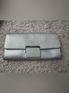 Michael Kors Silver wallet crossbody